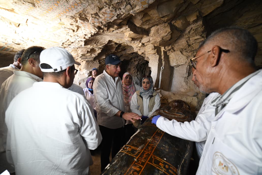 وزير السياحة والآثار يتفقد حفائر ذراع أبو النجا بالأقصر.. واكتشاف توابيت ومقابر ومومياوات حيوانية